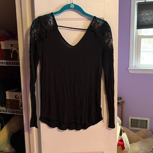 Long sleeve American Eagle top with lace shoulders